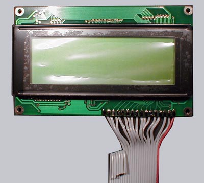 Die Vorderseite des Displays mit ein paar Kabeln zur Reserve, damit ich dar&uuml;ber noch den IR-Empf&auml;nger und eine zus&auml;tzliche LED anschlie&szlig;en kann.